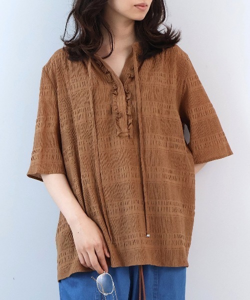 leswel(レスウェル)の「【M~5L】シャーリングドビーフロントフリルブラウス(シャツ/ブラウス・レディース・イエロー/ブラウン/ブラック・L/LL/3L/4L/5L/M)」の4枚目の写真