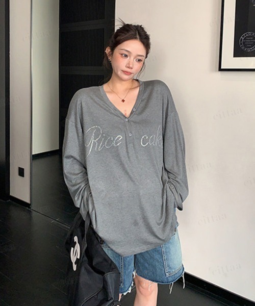 Dalfwin（ダールフィン）の「韓国ファッション RicecakeラインストーンロゴVネックヘンリーネック長袖Tシャツ（Tシャツ/カットソー・レディース・ブラック/ホワイト/グレー・FREE）」の3枚目の写真