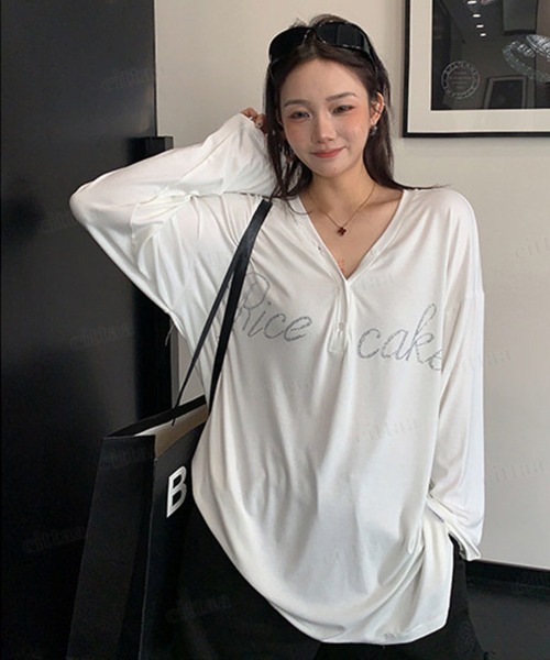 Dalfwin（ダールフィン）の「韓国ファッション RicecakeラインストーンロゴVネックヘンリーネック長袖Tシャツ（Tシャツ/カットソー・レディース・ブラック/ホワイト/グレー・FREE）」の4枚目の写真