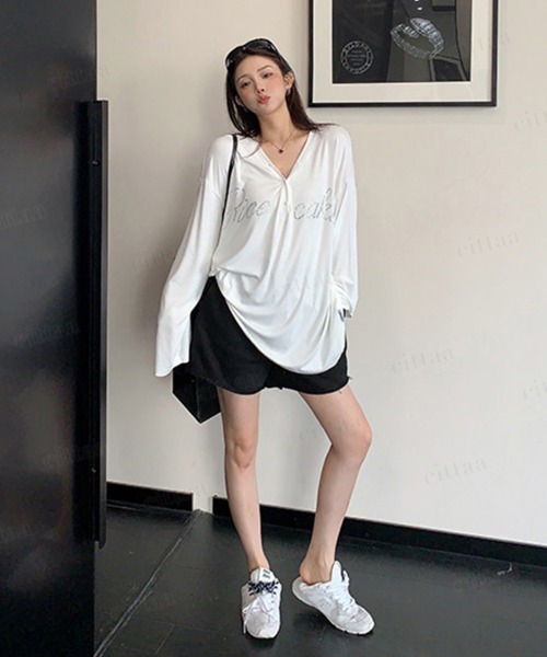 Dalfwin（ダールフィン）の「韓国ファッション RicecakeラインストーンロゴVネックヘンリーネック長袖Tシャツ（Tシャツ/カットソー・レディース・ブラック/ホワイト/グレー・FREE）」の8枚目の写真