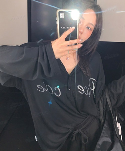 Dalfwin（ダールフィン）の「韓国ファッション RicecakeラインストーンロゴVネックヘンリーネック長袖Tシャツ（Tシャツ/カットソー・レディース・ブラック/ホワイト/グレー・FREE）」の15枚目の写真