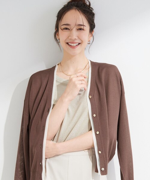 SHOO・LA・RUE(シューラルー)の「【洗濯機可/S-LL】配色シフォン襟でサマ見え 上品シアーカーディガン(カーディガン/ボレロ・レディース・ブラウン系その他5/オレンジ系その他5/ブラック系4・01/02/03/04)」の2枚目の写真