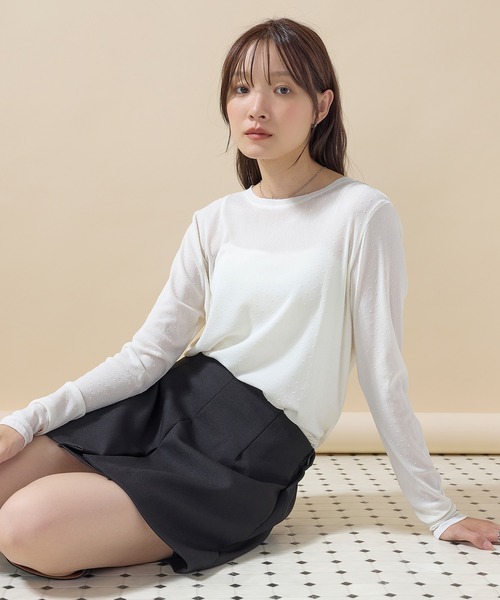 en CAnAF(エンカナフ)の「【華やかなドットが映える】フロッキードットシアークルーネックプルオーバー(Tシャツ/カットソー・レディース・ブラック/ホワイト/チャコールグレー・フリー)」の1枚目の写真