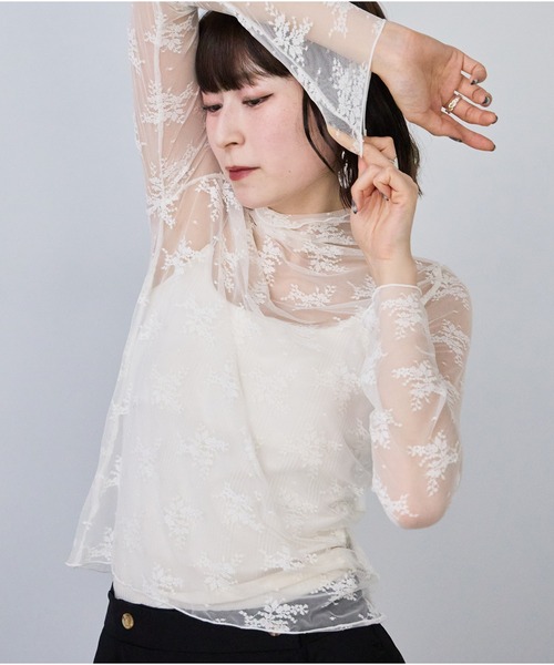 each(イーチ)の「フラワーレースシアータートルインナー(Tシャツ/カットソー・レディース・ベージュ/ホワイト/ブラック・FREE)」の1枚目の写真