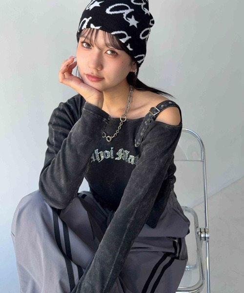 AS KNOW AS plus(アズノゥアズプラス)の「☆きらきらビジューロゴ サイドシャーリング 短丈ベルトワンショルロンT(Tシャツ/カットソー・レディース・カモフラージュ/ブラック系その他/ブラック系・FREE)」の1枚目の写真