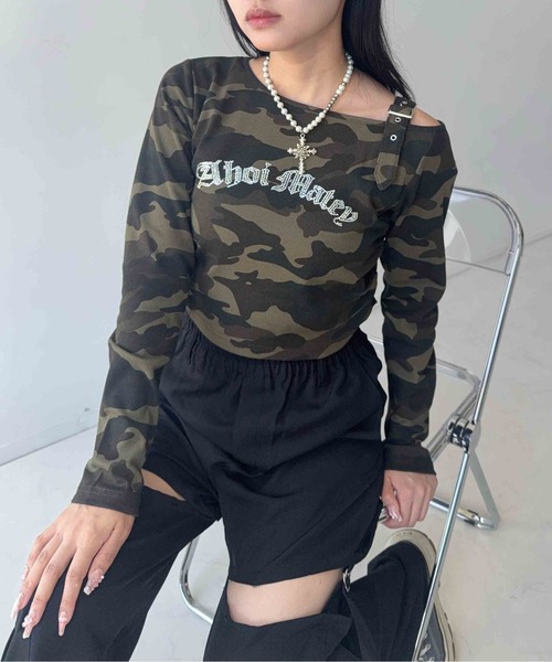 AS KNOW AS plus(アズノゥアズプラス)の「☆きらきらビジューロゴ サイドシャーリング 短丈ベルトワンショルロンT(Tシャツ/カットソー・レディース・カモフラージュ/ブラック系その他/ブラック系・FREE)」の3枚目の写真