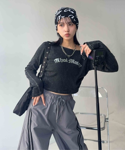 AS KNOW AS plus(アズノゥアズプラス)の「☆きらきらビジューロゴ サイドシャーリング 短丈ベルトワンショルロンT(Tシャツ/カットソー・レディース・カモフラージュ/ブラック系その他/ブラック系・FREE)」の5枚目の写真