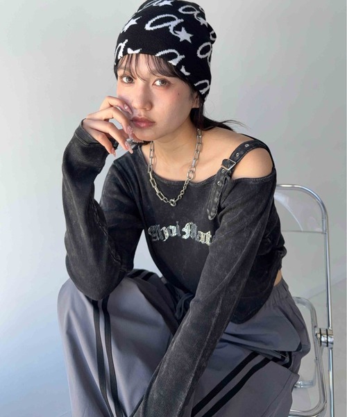 AS KNOW AS plus(アズノゥアズプラス)の「☆きらきらビジューロゴ サイドシャーリング 短丈ベルトワンショルロンT(Tシャツ/カットソー・レディース・カモフラージュ/ブラック系その他/ブラック系・FREE)」の4枚目の写真