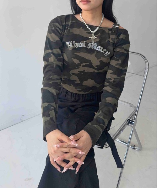 AS KNOW AS plus(アズノゥアズプラス)の「☆きらきらビジューロゴ サイドシャーリング 短丈ベルトワンショルロンT(Tシャツ/カットソー・レディース・カモフラージュ/ブラック系その他/ブラック系・FREE)」の20枚目の写真