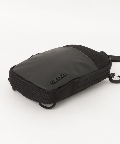 incase(インケース)の「INCO400721-BLK Incase A.R.C. Small Crossbody Bag - Black(ショルダーバッグ・メンズ・ブラック・ONE SIZE)」の3枚目の写真