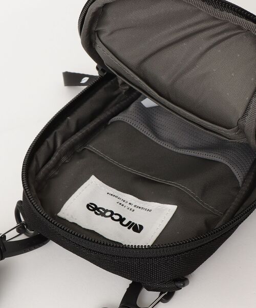 incase(インケース)の「INCO400721-BLK Incase A.R.C. Small Crossbody Bag - Black(ショルダーバッグ・メンズ・ブラック・ONE SIZE)」の4枚目の写真