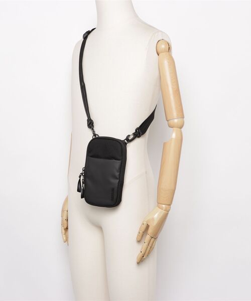 incase(インケース)の「INCO400721-BLK Incase A.R.C. Small Crossbody Bag - Black(ショルダーバッグ・メンズ・ブラック・ONE SIZE)」の5枚目の写真