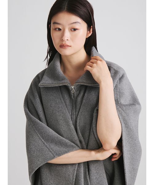 MIESROHE（ミースロエ）の「スタンドカラーケープコート（ポンチョ・レディース・アイボリー/ダークネイビー/グレー・F）」の18枚目の写真