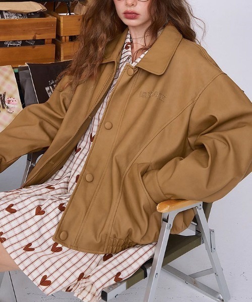 &soiree(アンドソワレ)の「ワンポイントロゴオーバーサイズブルゾン(ブルゾン・レディース・ブラウン/ピンク・MEDIUM/LARGE/X-LARGE)」の3枚目の写真