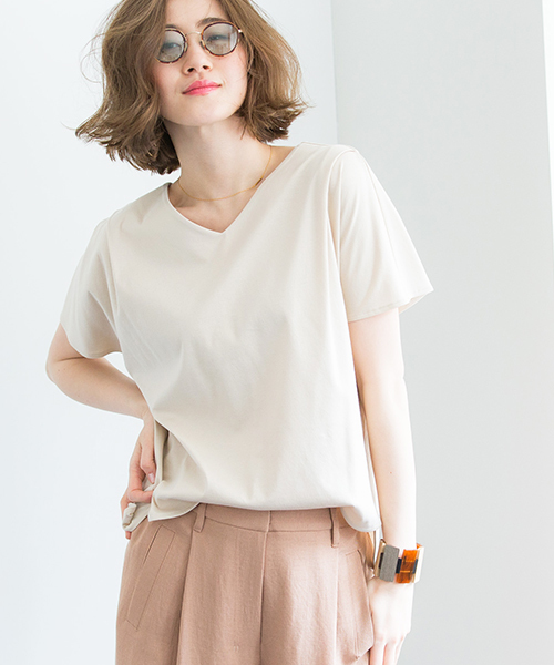 STUDIOUS（ステュディオス）の「Vネックタックカットソー（Tシャツ/カットソー・レディース・ベージュ/ブラック/サックスブルー/オフホワイト・FREE）」の3枚目の写真