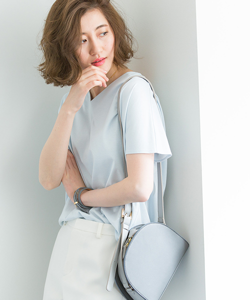 STUDIOUS（ステュディオス）の「Vネックタックカットソー（Tシャツ/カットソー・レディース・ベージュ/ブラック/サックスブルー/オフホワイト・FREE）」の4枚目の写真