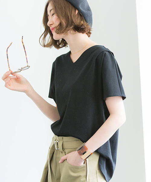 STUDIOUS（ステュディオス）の「Vネックタックカットソー（Tシャツ/カットソー・レディース・ベージュ/ブラック/サックスブルー/オフホワイト・FREE）」の2枚目の写真