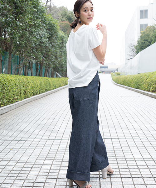 STUDIOUS（ステュディオス）の「Vネックタックカットソー（Tシャツ/カットソー・レディース・ベージュ/ブラック/サックスブルー/オフホワイト・FREE）」の5枚目の写真