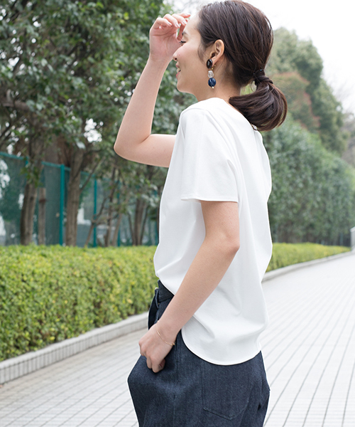 STUDIOUS（ステュディオス）の「Vネックタックカットソー（Tシャツ/カットソー・レディース・ベージュ/ブラック/サックスブルー/オフホワイト・FREE）」の6枚目の写真