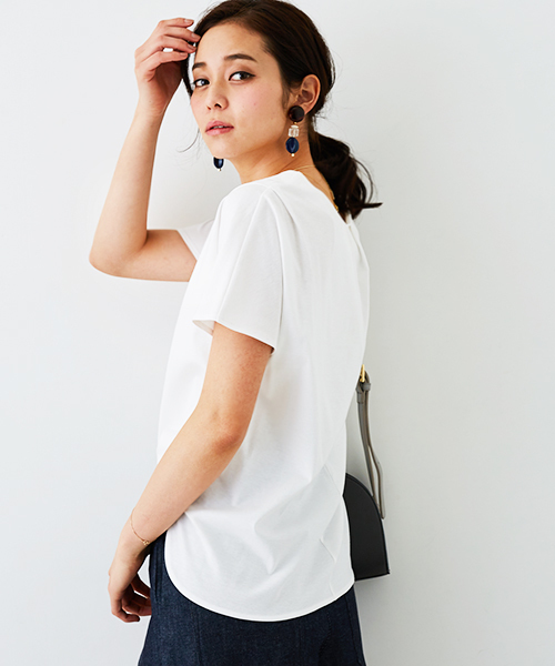 STUDIOUS（ステュディオス）の「Vネックタックカットソー（Tシャツ/カットソー・レディース・ベージュ/ブラック/サックスブルー/オフホワイト・FREE）」の8枚目の写真