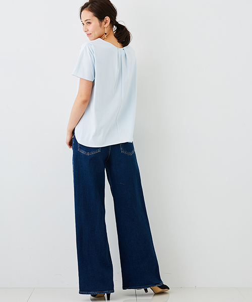 STUDIOUS（ステュディオス）の「Vネックタックカットソー（Tシャツ/カットソー・レディース・ベージュ/ブラック/サックスブルー/オフホワイト・FREE）」の9枚目の写真