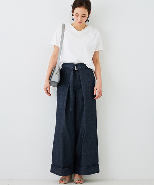 STUDIOUS（ステュディオス）の「Vネックタックカットソー（Tシャツ/カットソー・レディース・ベージュ/ブラック/サックスブルー/オフホワイト・FREE）」の12枚目の写真