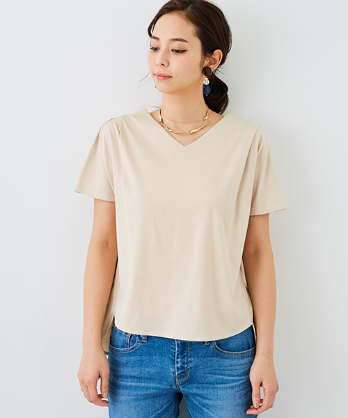 STUDIOUS（ステュディオス）の「Vネックタックカットソー（Tシャツ/カットソー・レディース・ベージュ/ブラック/サックスブルー/オフホワイト・FREE）」の13枚目の写真