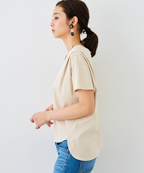 STUDIOUS（ステュディオス）の「Vネックタックカットソー（Tシャツ/カットソー・レディース・ベージュ/ブラック/サックスブルー/オフホワイト・FREE）」の14枚目の写真