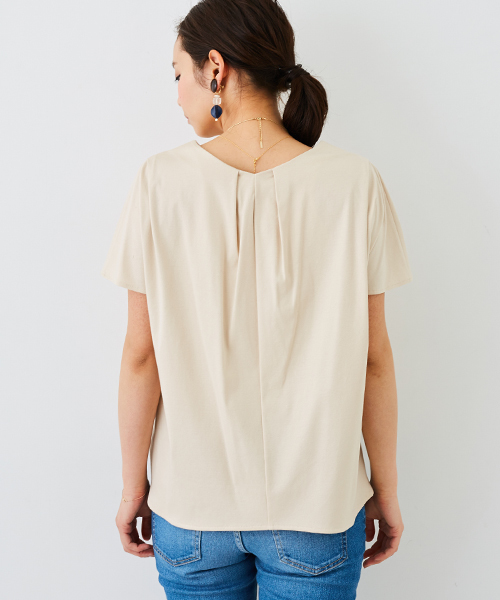 STUDIOUS（ステュディオス）の「Vネックタックカットソー（Tシャツ/カットソー・レディース・ベージュ/ブラック/サックスブルー/オフホワイト・FREE）」の15枚目の写真