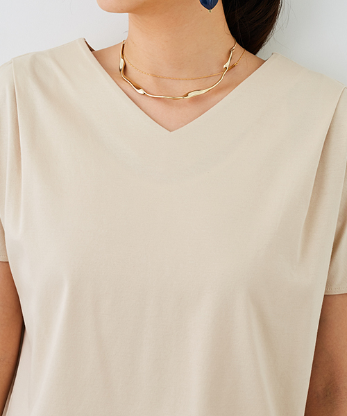 STUDIOUS（ステュディオス）の「Vネックタックカットソー（Tシャツ/カットソー・レディース・ベージュ/ブラック/サックスブルー/オフホワイト・FREE）」の16枚目の写真