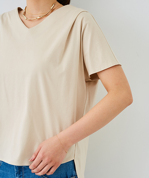 STUDIOUS（ステュディオス）の「Vネックタックカットソー（Tシャツ/カットソー・レディース・ベージュ/ブラック/サックスブルー/オフホワイト・FREE）」の17枚目の写真