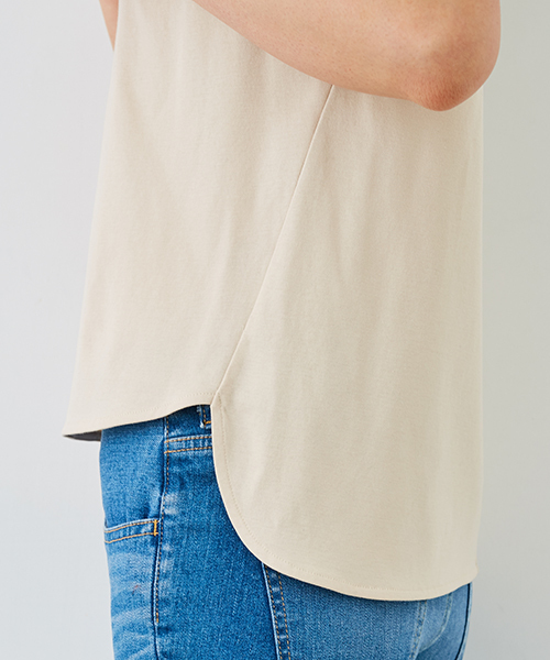 STUDIOUS（ステュディオス）の「Vネックタックカットソー（Tシャツ/カットソー・レディース・ベージュ/ブラック/サックスブルー/オフホワイト・FREE）」の10枚目の写真