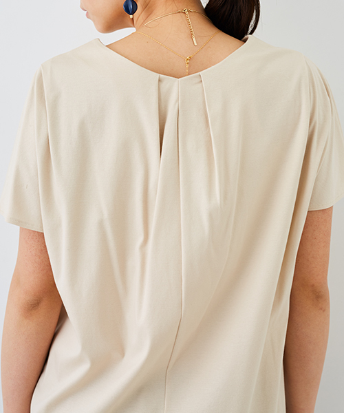 STUDIOUS（ステュディオス）の「Vネックタックカットソー（Tシャツ/カットソー・レディース・ベージュ/ブラック/サックスブルー/オフホワイト・FREE）」の11枚目の写真