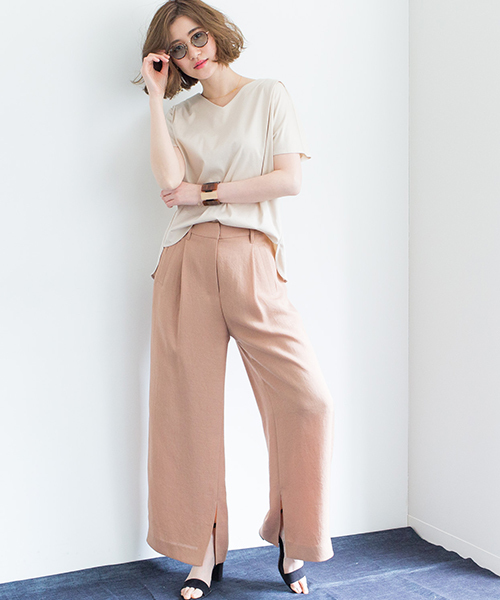 STUDIOUS（ステュディオス）の「Vネックタックカットソー（Tシャツ/カットソー・レディース・ベージュ/ブラック/サックスブルー/オフホワイト・FREE）」の18枚目の写真