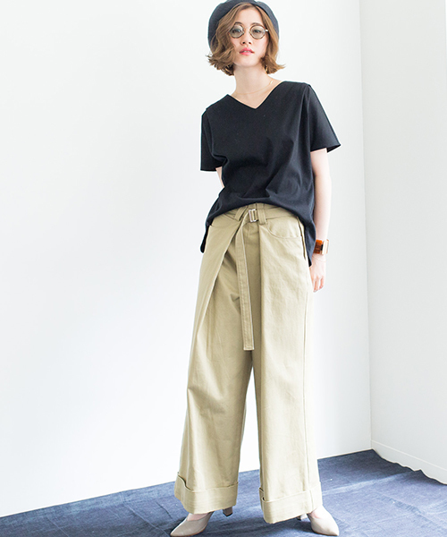 STUDIOUS（ステュディオス）の「Vネックタックカットソー（Tシャツ/カットソー・レディース・ベージュ/ブラック/サックスブルー/オフホワイト・FREE）」の21枚目の写真