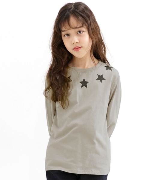 Bee des Bee（ビーデスビー）の「【コットン100％】長袖プリントTシャツ（Tシャツ/カットソー・キッズ・ブラック系その他/ブラック/ブラック系その他2/グレー系その他/カーキ/ホワイト系その他/グレー/ブラック系その他3/ホワイト/ホワイト系その他2/ブラック系その他4/モカ/ネイビー/ライトイエロー/ピンク/ダークグリーン/ミント/サックスブルー/ベージュ/グレイッシュベージュ/ブルー系その他/グレー系その他2/ラベンダー/ブラウン/ライトブラウン/ピンク系その他/グリーン系その他/アイボリー/ブラック系その他5/ホワイト系その他3/ライトブルー/ピンク系その他2/チャコールグレー/ピンク系1/ライトパープル/ブラック系その他6/ホワイト系その他4/チャコール/ブラック系その他7/ホワイト系その他5・150cm/100cm/120cm/140cm/110cm/130cm）」の20枚目の写真