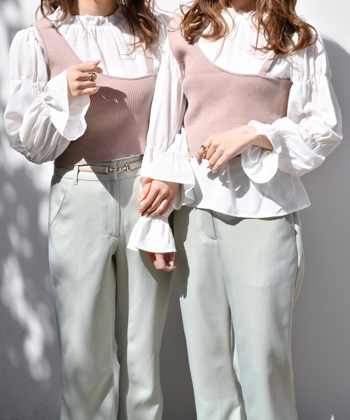 PairPair(ペアペア)の「ワンショルニットビスチェ×フリルブラウスセット(シャツ/ブラウス・レディース・モカ/ブラック・FREE)」の1枚目の写真