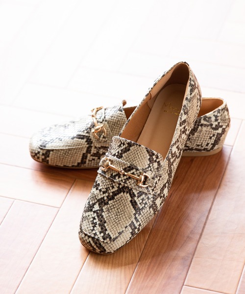 menue(メヌエ)の「スクエアトゥカジュアルローファー(ローファー・レディース・アイボリー/ブラック/ブラック系その他/ベージュ/グレイッシュベージュ/ベージュ系その他/ダークブラウン/ワインレッド/レオパード/パイソン/ブラウン/ベージュ系その他2/ブラック系その他2/ブラウン系その他/ブラック系その他3/キャメル・34/35/36/37/38/39/40/41)」の16枚目の写真