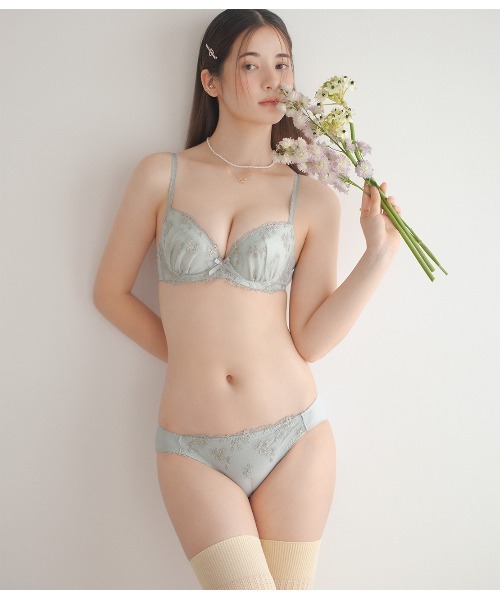 PEACH JOHN（ピーチジョン）の「【ほど良く寄せ上げ丸胸メイク！バリエ豊富♪】ナチュラルバストメイクレースブラジャー＆ショーツセット（ブラ&ショーツ・レディース・ブラック/ベージュ/ピンク/ブルー/ラベンダー/オレンジ/ライラック/ライトブルー/ミント/グレイッシュブルー/チェリーピンク/ブルー系その他/グレー/クリアブラック/グレイッシュベージュ/ダークオレンジ/アイボリー/ホワイト/スモークピンク/ライトグレー/ピンク系その他/クリーム/ブラウン/ライトホワイト/ダークブルー/パープル/マジェンタ/ブルーグレー/ライトグリーン/サックスブルー/ダークブラウン/ベビーピンク/オフホワイト/ホワイト系その他/チャコール/ピンクベージュ/ライトピンク/ピンク系その他3/ピンク系その他2/ホワイト系その他2/グリーン系その他/クリアブルー/アッシュグレー・A70/A75/B65/B70/B75/C65/C70/C75/D65/D70/D75/E75/E70/E65）」の22枚目の写真