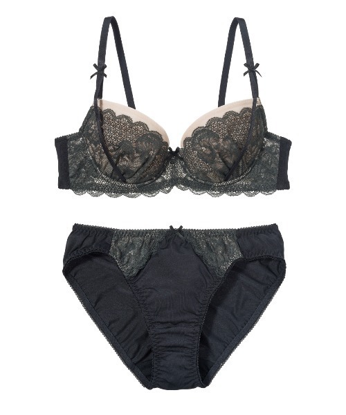 PEACH JOHN（ピーチジョン）の「【ほど良く寄せ上げ丸胸メイク！バリエ豊富♪】ナチュラルバストメイクレースブラジャー＆ショーツセット（ブラ&ショーツ・レディース・ブラック/ベージュ/ピンク/ブルー/ラベンダー/オレンジ/ライラック/ライトブルー/ミント/グレイッシュブルー/チェリーピンク/ブルー系その他/グレー/クリアブラック/グレイッシュベージュ/ダークオレンジ/アイボリー/ホワイト/スモークピンク/ライトグレー/ピンク系その他/クリーム/ブラウン/ライトホワイト/ダークブルー/パープル/マジェンタ/ブルーグレー/ライトグリーン/サックスブルー/ダークブラウン/ベビーピンク/オフホワイト/ホワイト系その他/チャコール/ピンクベージュ/ライトピンク/ピンク系その他3/ピンク系その他2/ホワイト系その他2/グリーン系その他/クリアブルー/アッシュグレー・A70/A75/B65/B70/B75/C65/C70/C75/D65/D70/D75/E75/E70/E65）」の9枚目の写真