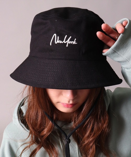BAYBLO（ベイブロ）の「(CR)【ユニセックス】NEWYORK 刺繍 バケットハット（ハット・レディース・ブラック/ベージュ/レッド/マスタード/ホワイト・FREE）」の2枚目の写真
