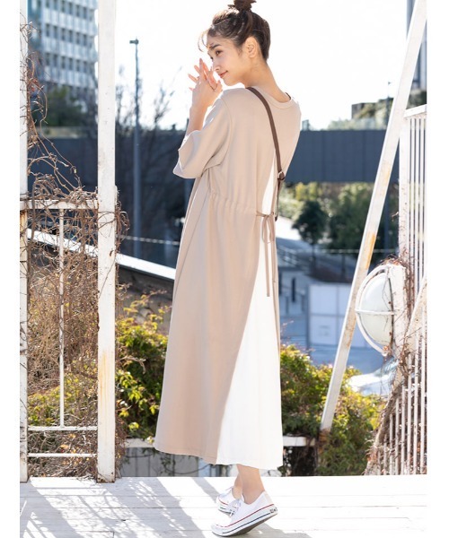 fifth（フィフス）の「バックデザインハーフスリーブワンピース（ワンピース・レディース・ベージュ/ダークグレー・MEDIUM）」の2枚目の写真