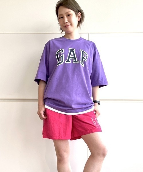 GAP(ギャップ)の「Gapロゴ クルーネックtシャツ(Tシャツ/カットソー・メンズ・ベージュ/ネイビー/ホワイト/グレー/ピンク/グリーン/イエロー/オレンジ/ピンク系その他/パープル/グリーン系その他/ブラック/ライトピンク/ブルー/イエロー系その他・S/M/L/XL/XS/XXS)」の9枚目の写真