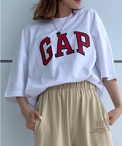 GAP(ギャップ)の「Gapロゴ クルーネックtシャツ(Tシャツ/カットソー・メンズ・ベージュ/ネイビー/ホワイト/グレー/ピンク/グリーン/イエロー/オレンジ/ピンク系その他/パープル/グリーン系その他/ブラック/ライトピンク/ブルー/イエロー系その他・S/M/L/XL/XS/XXS)」の2枚目の写真