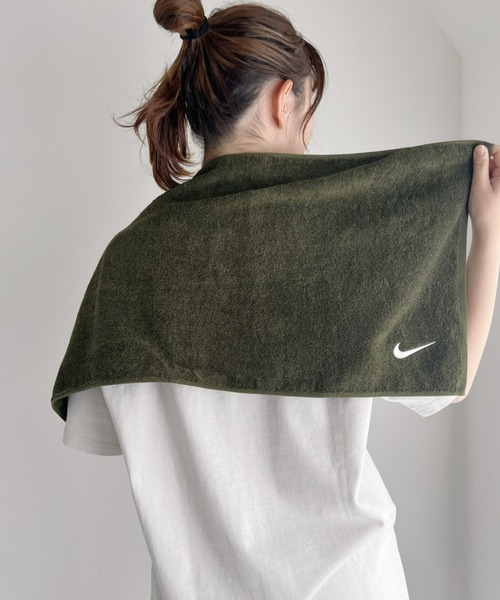 NIKE(ナイキ)の「NIKE(ナイキ)/ソリッドコアタオル ミディアム スウォッシュロゴ刺繍 スポーツタオル(タオル・レディース・ブラック/サックスブルー/ブルー/オリーブ/ピンク/ライトブルー・FREE)」の3枚目の写真