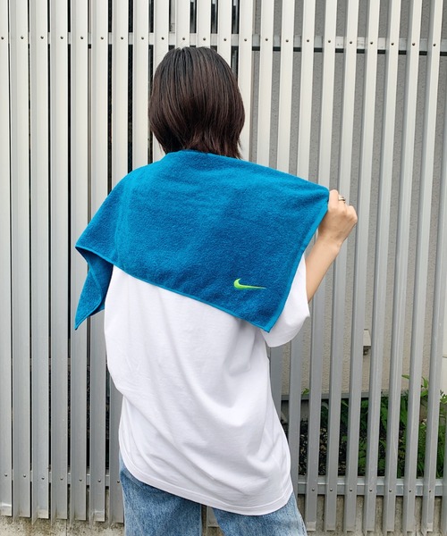 NIKE(ナイキ)の「NIKE(ナイキ)/ソリッドコアタオル ミディアム スウォッシュロゴ刺繍 スポーツタオル(タオル・レディース・ブラック/サックスブルー/ブルー/オリーブ/ピンク/ライトブルー・FREE)」の5枚目の写真