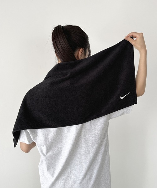 NIKE(ナイキ)の「NIKE(ナイキ)/ソリッドコアタオル ミディアム スウォッシュロゴ刺繍 スポーツタオル(タオル・レディース・ブラック/サックスブルー/ブルー/オリーブ/ピンク/ライトブルー・FREE)」の2枚目の写真