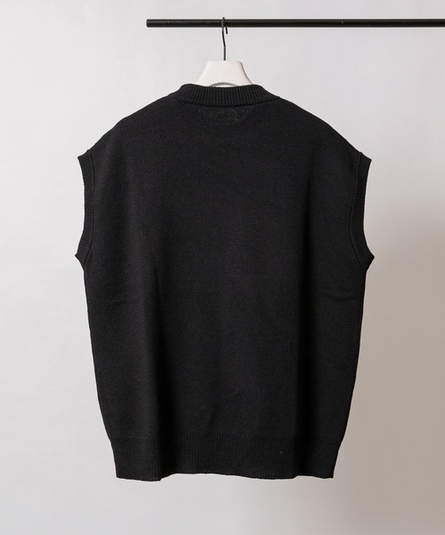 COLONY 2139（コロニートゥーワンスリーナイン）の「リサイクルポリニットベスト（ベスト・メンズ・チャコールグレー/ブラック/ブラウン/カーキ・MEDIUM/LARGE/X-LARGE）」の8枚目の写真