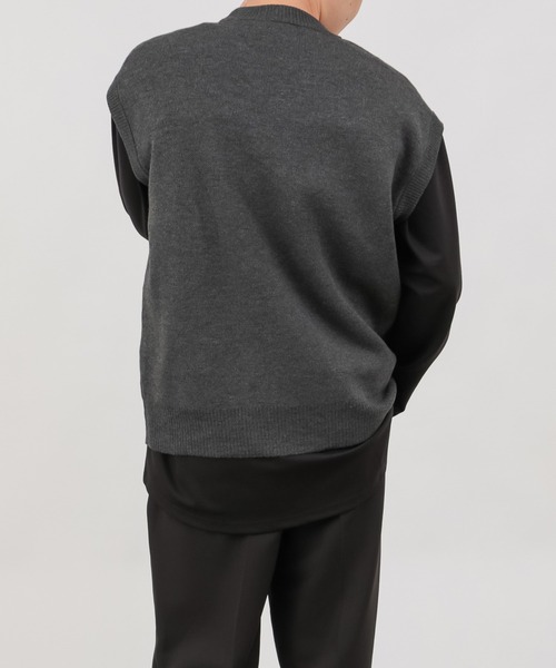 COLONY 2139（コロニートゥーワンスリーナイン）の「リサイクルポリニットベスト（ベスト・メンズ・チャコールグレー/ブラック/ブラウン/カーキ・MEDIUM/LARGE/X-LARGE）」の18枚目の写真