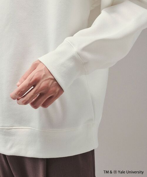 tk.TAKEO KIKUCHI（ティーケータケオキクチ）の「◆【WEB限定】YALEカレッジプリントクルーネックスウェット（スウェット・メンズ・チャコールグレー/オフホワイト/ブルー・01/02/03）」の7枚目の写真